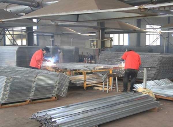 公路護欄網生産車間